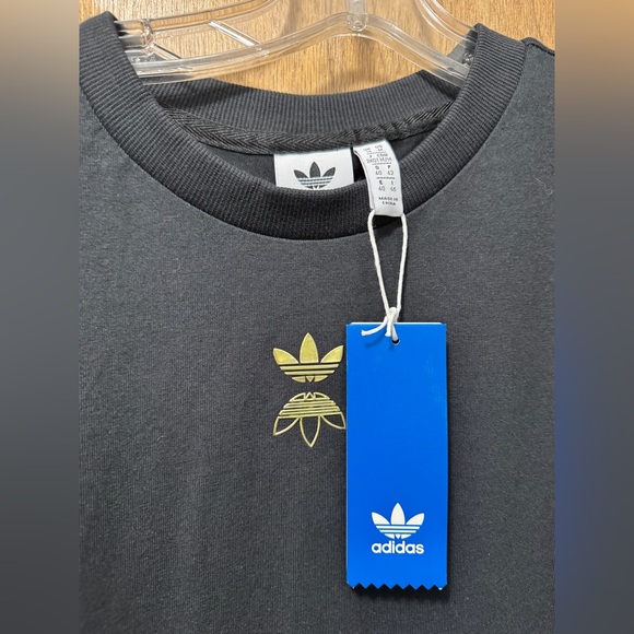 Adidas women’s Tshirt, black tee with gold accent and back has a zipper - Picture 3 of 7
